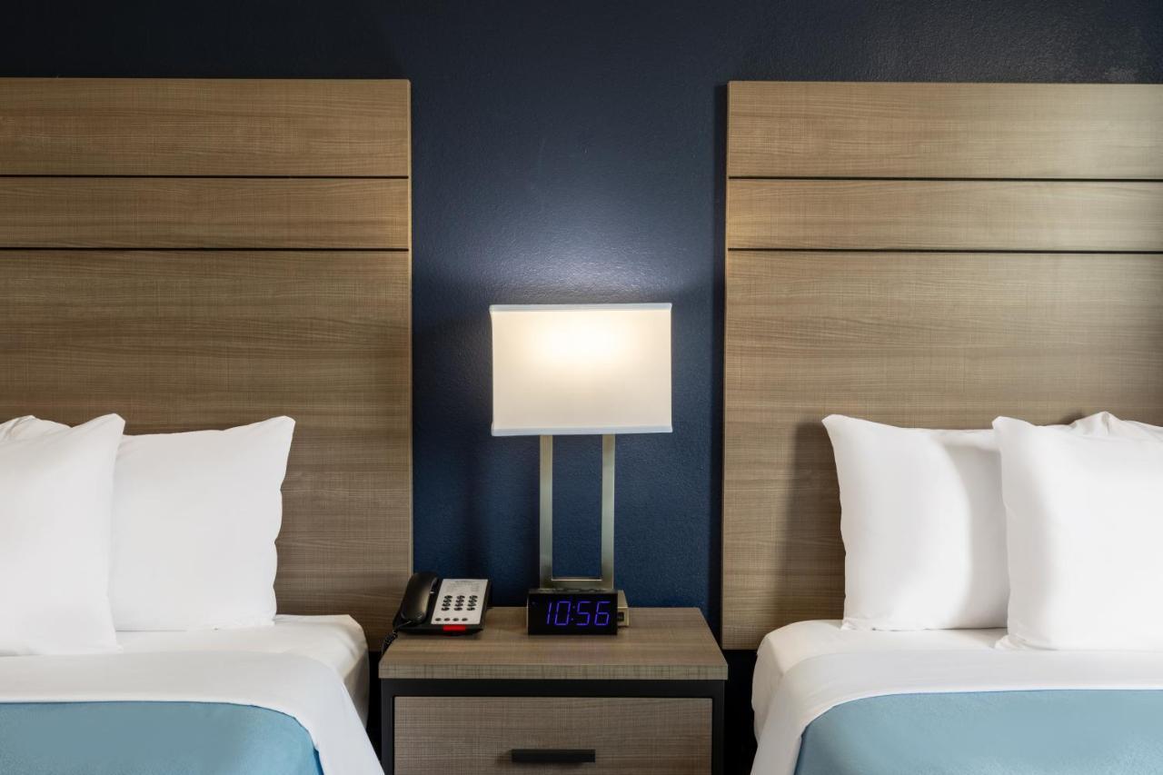 Baymont By Wyndham Laredo Hotel Buitenkant foto