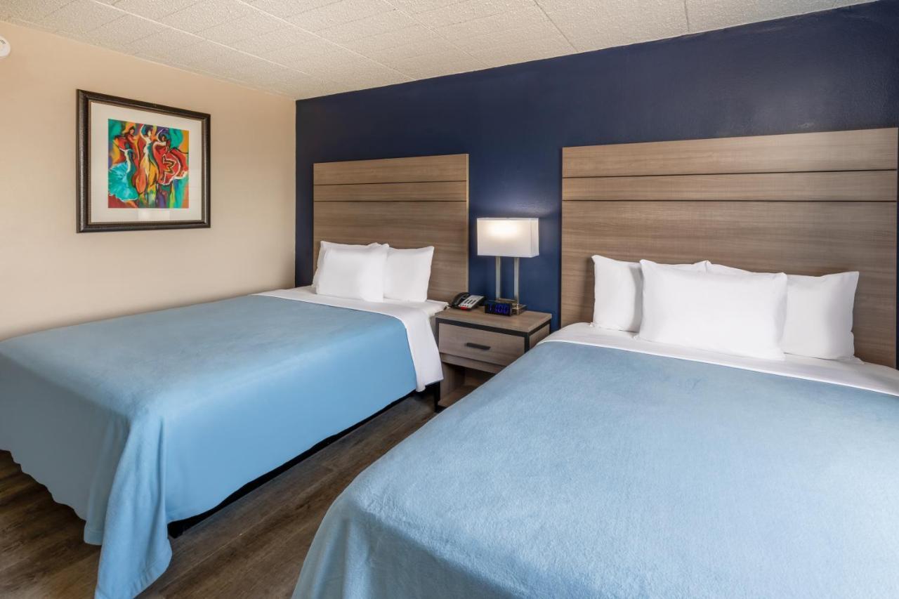 Baymont By Wyndham Laredo Hotel Buitenkant foto