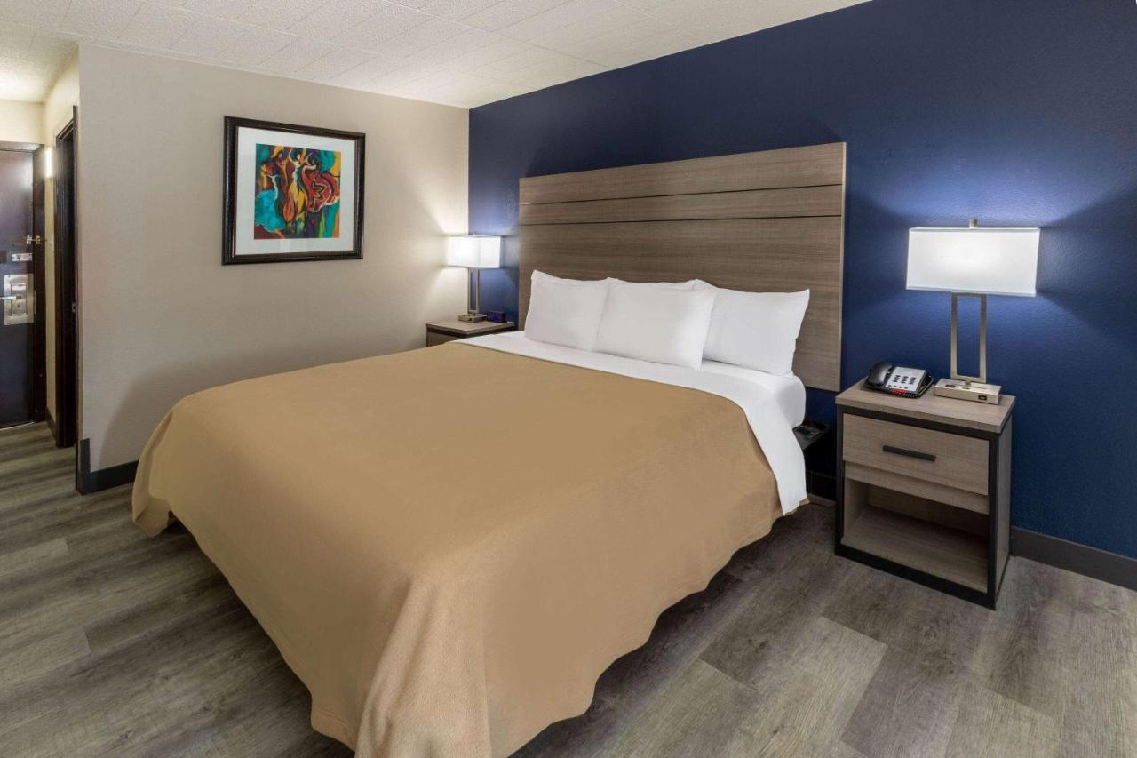 Baymont By Wyndham Laredo Hotel Buitenkant foto