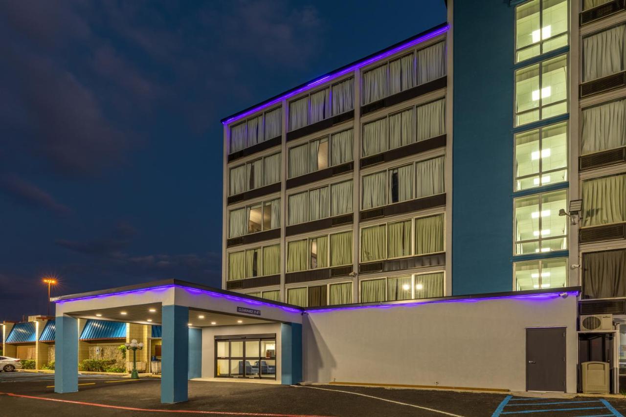 Baymont By Wyndham Laredo Hotel Buitenkant foto