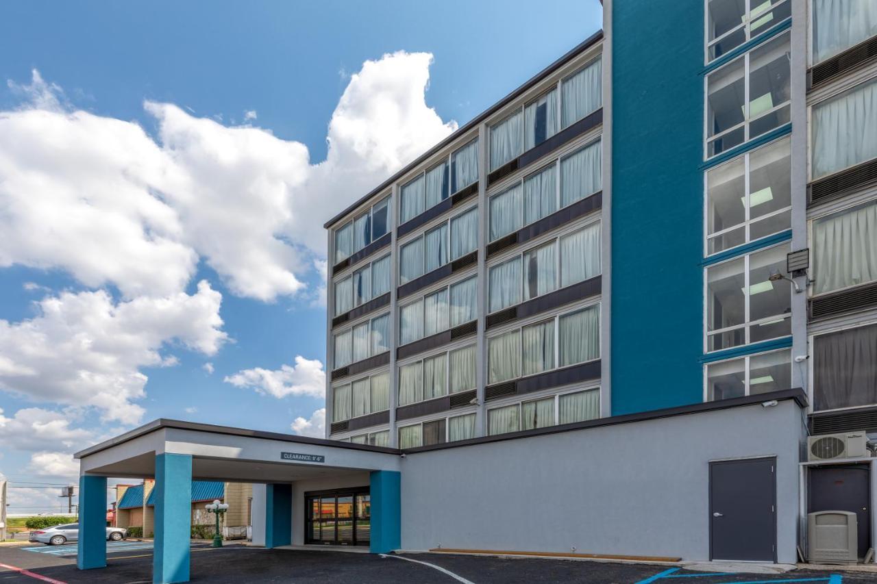 Baymont By Wyndham Laredo Hotel Buitenkant foto