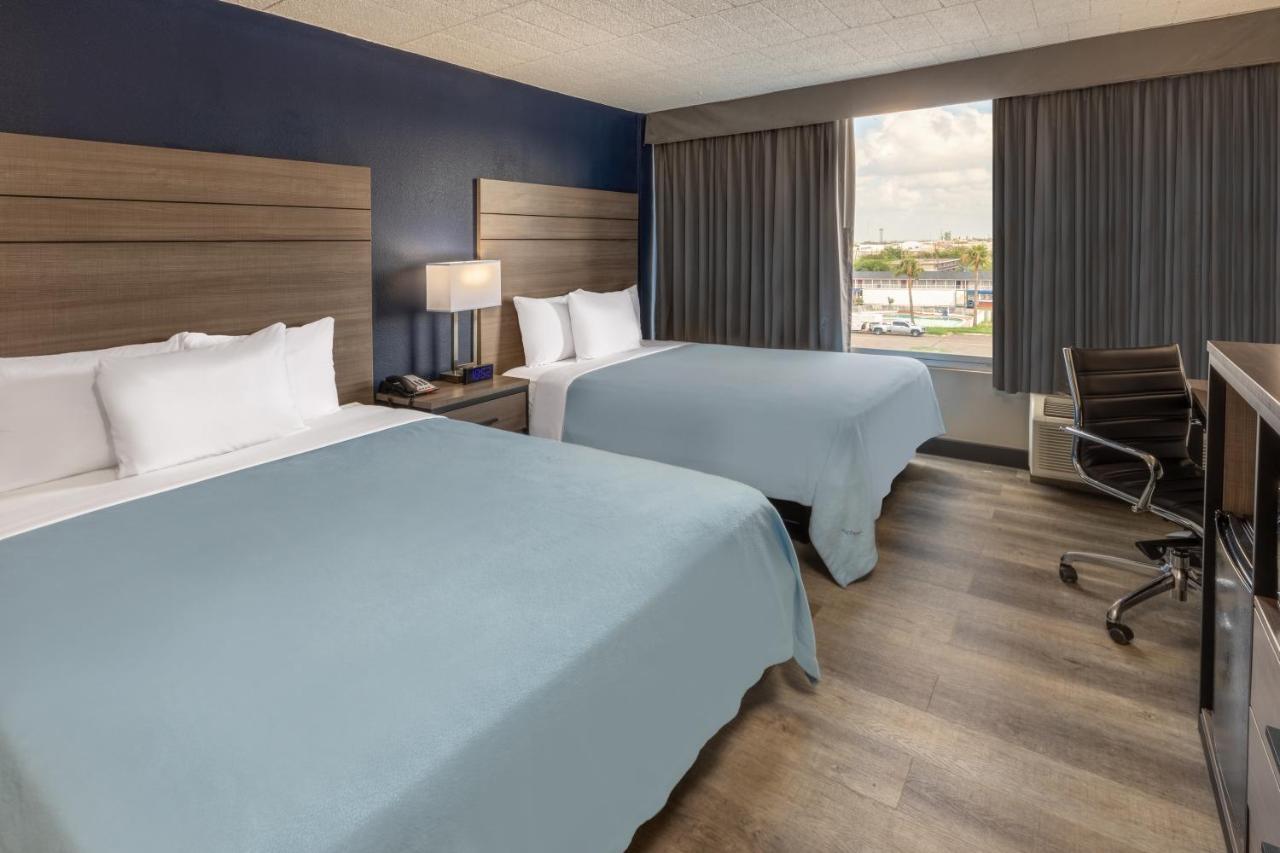 Baymont By Wyndham Laredo Hotel Buitenkant foto