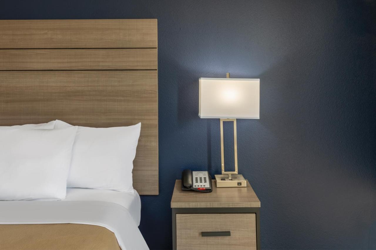 Baymont By Wyndham Laredo Hotel Buitenkant foto